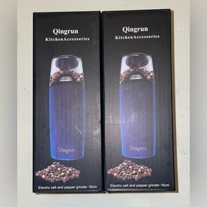 Set of Battery-Powered Pepper or Salt Mill, One-Hand Operation and White Light.